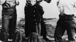 Кадр из фильма "И карлики начинают с малого" - 2