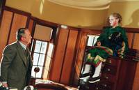 Кадр Миссис Хендерсон представляет