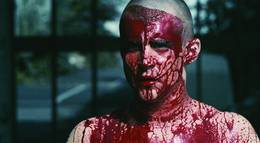 Кадр из фильма "Дикарь" - 2