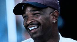 Кадр из фильма "Больше денег" - 1