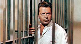 Кадр из фильма "Посторонний" - 1