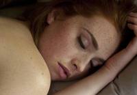 Кадр Дама в очках и с ружьем в автомобиле