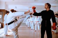 Кадр André schafft sie alle