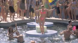 Кадр из фильма "Это всё она" - 1