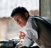 Кадр Под ветвями боярышника