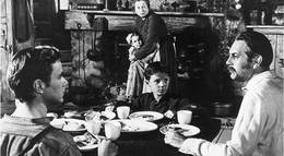 Кадр из фильма "Розинна МакКой" - 1