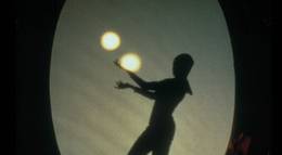 Кадр из фильма "Когда наступает ночь" - 1