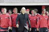 Кадр Она – мужчина