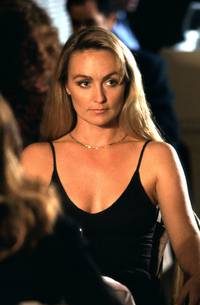 Кадр Клэр, которая упала с луны