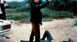 Кадр из фильма "За пределами закона" - 1