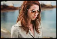 Кадр Дама в очках и с ружьем в автомобиле