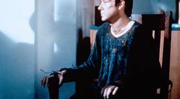 Кадр из фильма "Среди акул" - 1