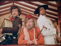 Кадр Амар,  Акбар, Антони