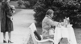 Кадр из фильма "Романтичная англичанка" - 2