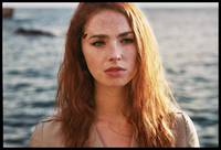 Кадр Дама в очках и с ружьем в автомобиле