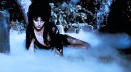 Кадр из фильма "Эльвира: Повелительница тьмы" - 2