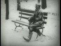 Кадр Девушка с коробкой