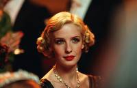 Кадр Миссис Хендерсон представляет