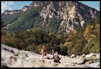 Кадр Дама в очках и с ружьем в автомобиле