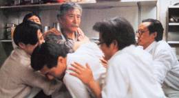 Кадр из фильма "Толкающие руки" - 1