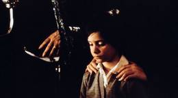 Кадр из фильма "Выкорми ворона" - 2