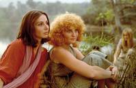 Кадр Одна поет, другая нет