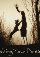 Задерживая дыхание