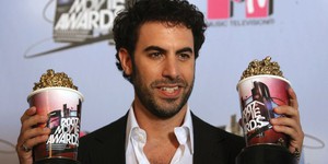 Цветы скорби на стеклянном гробу диктатора