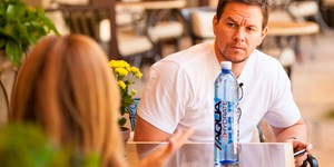 Марк Уолберг предлагает пить чудо-воду