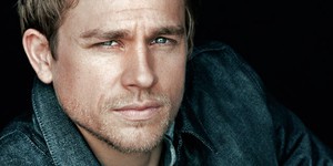 Чарли Ханнэм сыграет полицейского в «Трех девятках»