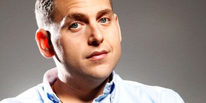 Джона Хилл солирует в пародии на фильм «Она»