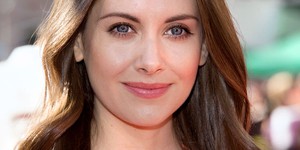 Элисон Бри узнает «Легко ли быть одной?» Элисон Бри узнает «Легко ли быть одной?»