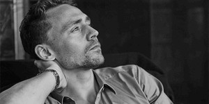 Том Хиддлстон стал кантри-певцом Том Хиддлстон стал кантри-певцом