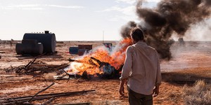 Рецензия: «Ровер» - мрачноватая постапокалиптическая драма с элементами роуд-муви Рецензия: «Ровер» - мрачноватая постапокалиптическая драма с элементами роуд-муви