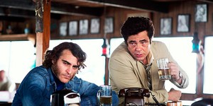 Вышел первый трейлер «Врожденного порока» с Хоакином Фениксом