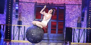 Энн Хэтэуэй повторила скандальное видео Майли Сайрус