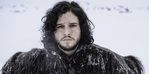 Почему Джон Сноу не носит шапку?