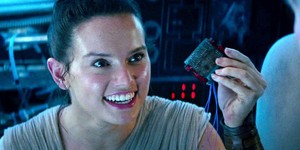 Новый ролик «Последних джедаев» показал Рей с красным мечом в руке