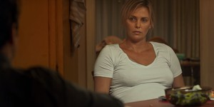 Премьера трейлера: Шарлиз Терон переживает тяготы материнства Премьера трейлера: Шарлиз Терон переживает тяготы материнства