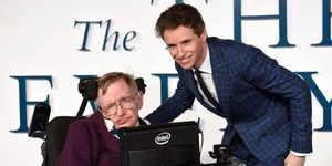 Эдди Редмэйн выразил соболезнования семье скончавшегося Стивена Хокинга