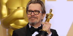 Гари Олдман присоединился к триллеру «Женщина в окне»