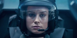 Почему Капитан Марвел со всей силы ударила старушку?