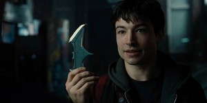 Эзра Миллер сам пишет сценарий для фильма «Флэш»