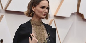 Наряд-протест Натали Портман на «Оскаре» вызвал и восторги, и возмущения Наряд-протест Натали Портман на «Оскаре» вызвал и восторги, и возмущения