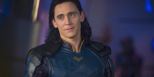 Появились фото Тома Хиддлстона со съемок сериала «Локи»