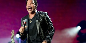 Сценарист «Безумно богатых азиатов» напишет мюзикл для Disney