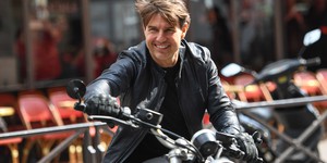 Том Круз продолжает выполнять смертельные трюки Том Круз продолжает выполнять смертельные трюки