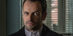 Звезда «Элементарно» сыграет премьер-министра в сериале «Корона»