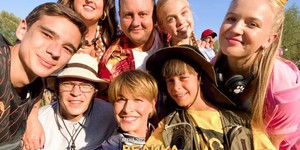 Позитив и футболисты Коноплянка и Пятов сыграли в новой украинской комедии "Большая прогулка"