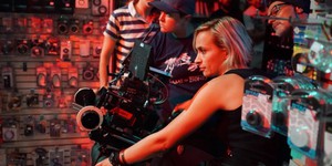 Более 200 кинооператоров требуют запретить реальное оружие на съемках после выстрела Алека Болдуина